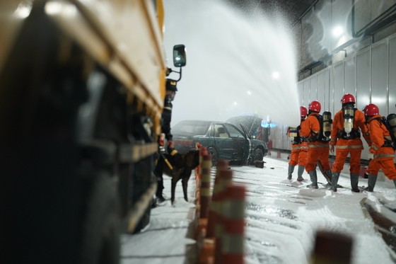 More than 1,279 people participated in a fire drill at the Saigon River Tunnel, photo 4
