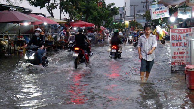 TPHCM đón triều cường đạt đỉnh, cảnh báo các tuyến đường ngập sâu ảnh 1