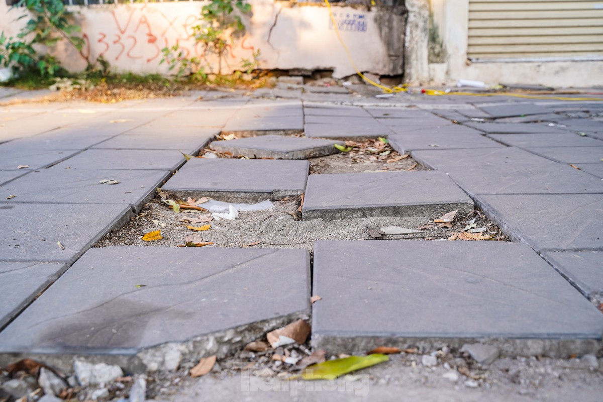 Many sidewalks in the center of the capital are 'ruined' and degraded photo 1