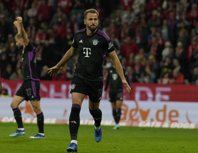 Kane (à droite) célèbre son but lors de la victoire 3-1 du Bayern à Mayence. Photo: FCB