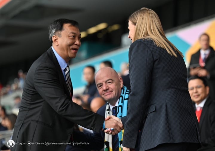 Herr Tran Quoc Tuan schüttelte der Präsidentin des US-Fußballverbands, Cindy Parlow Cone, die Hand.