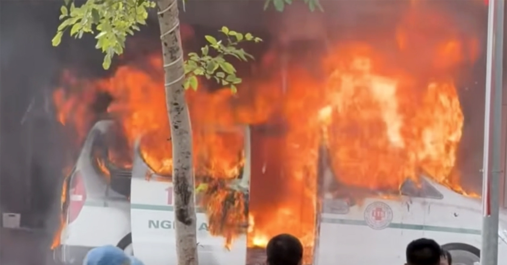 Ambulance burst into flames in front of the emergency room of Nghe An Provincial Hospital