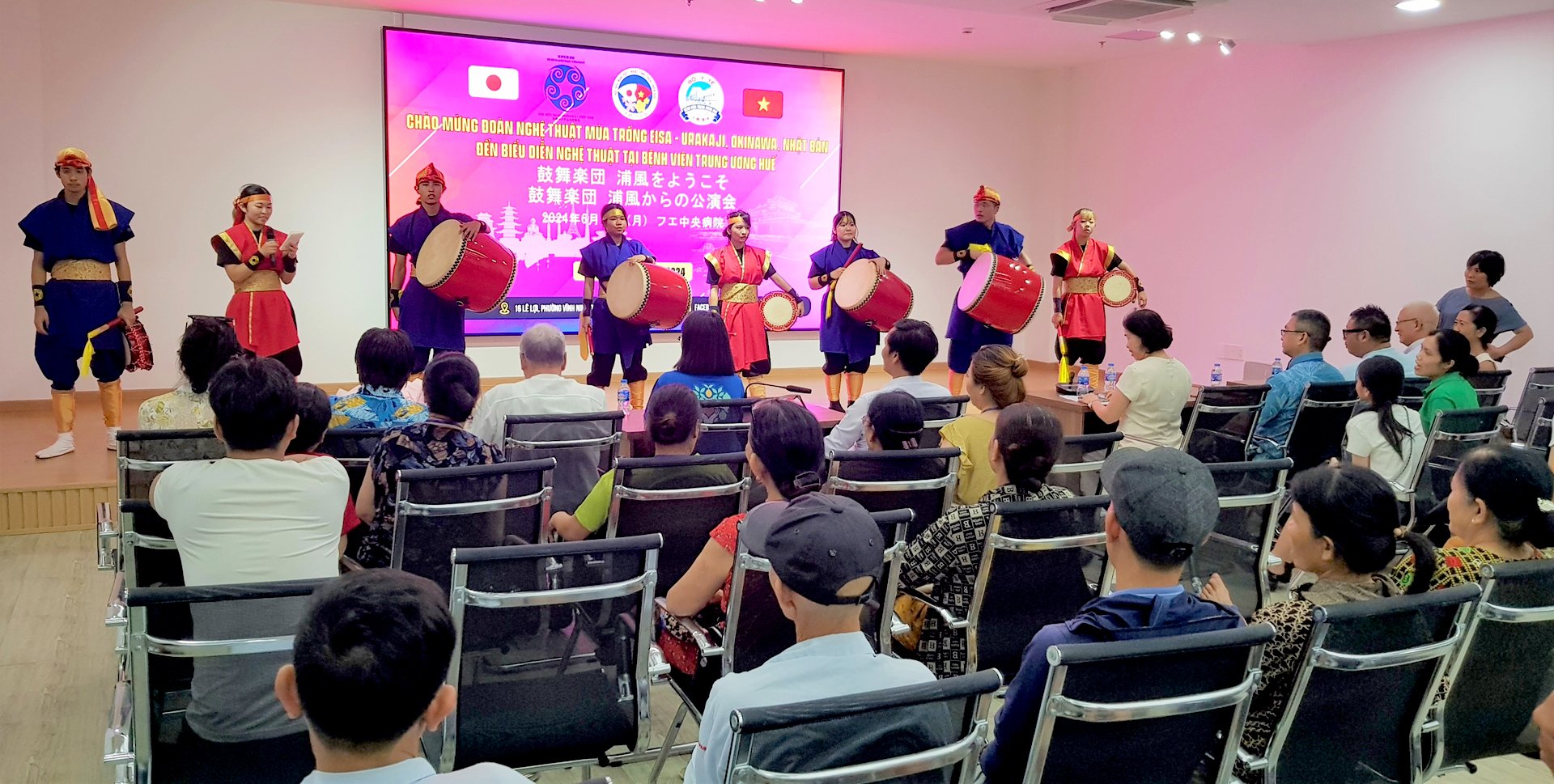 Nghệ sĩ Festival ra công viên, vào bệnh viện để phục vụ khán giả - Ảnh 6.