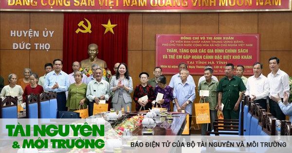 Vizepräsidentin Vo Thi Anh Xuan besucht Politikerfamilien in Ha Tinh und überreicht ihnen Geschenke