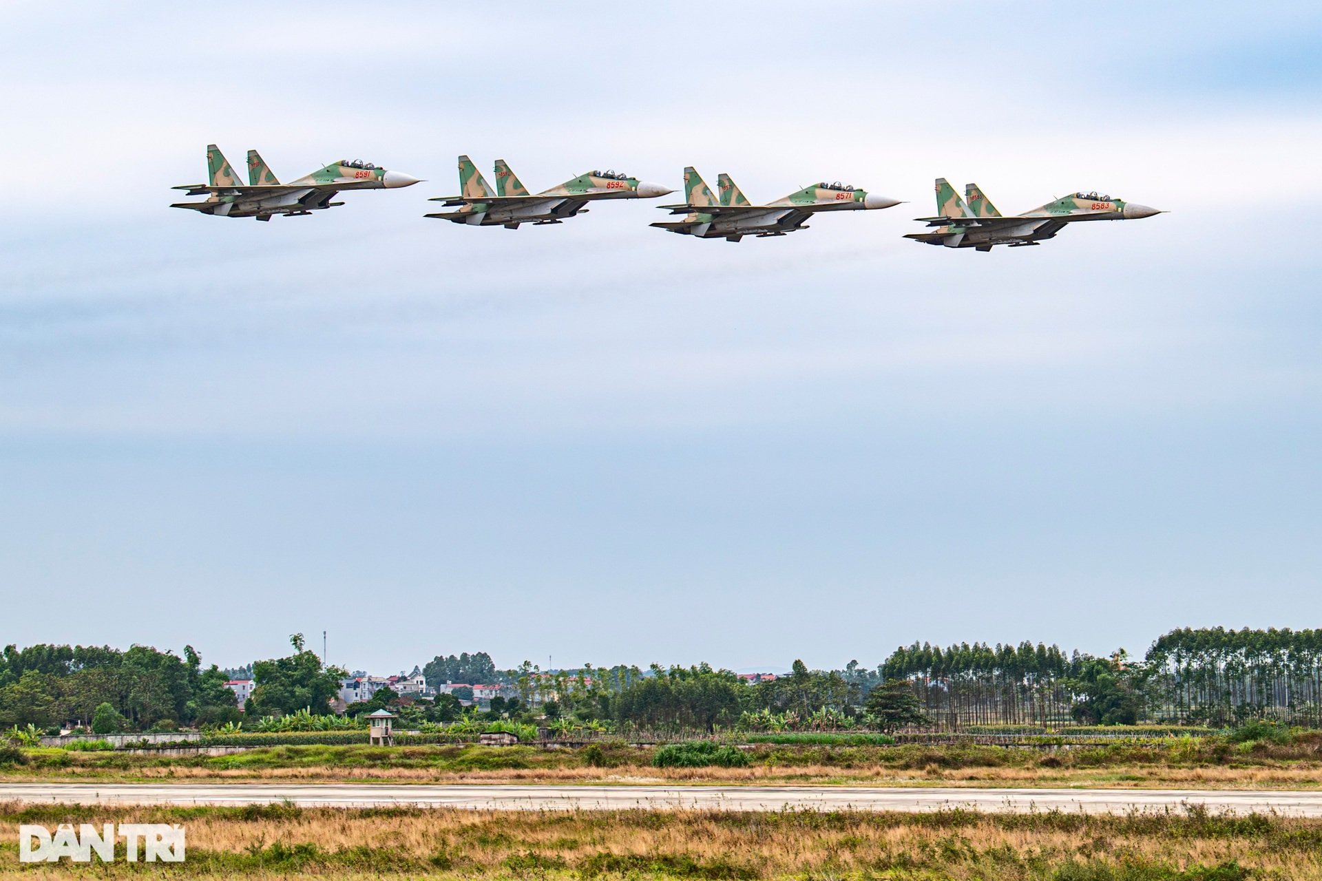 Những phi công huấn luyện hổ mang chúa SU-30MK2 tại Triển lãm Quốc phòng - 10