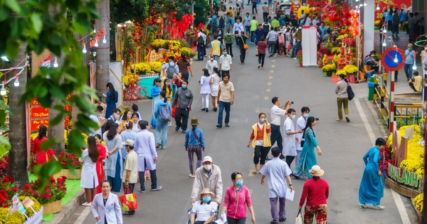 Des milliers de personnes ont déambulé dans la rue printanière spéciale de l'hôpital Cho Ray