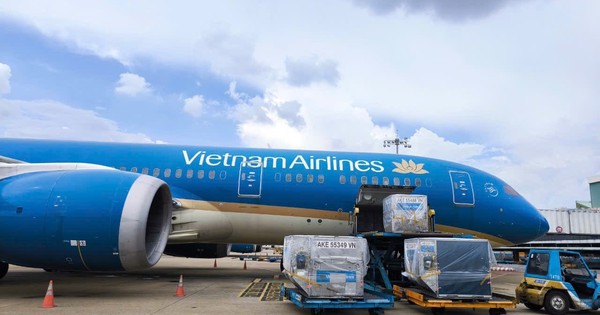 Vietnam Airlines transporte près de 30 tonnes de matériel de secours pour les zones touchées par les inondations dans le nord du pays