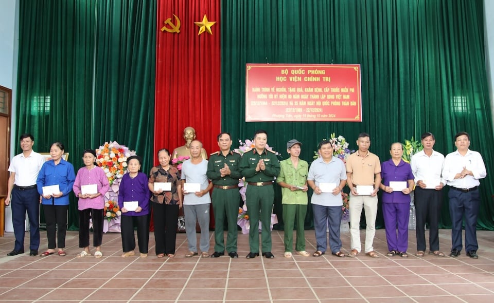 Lãnh đạo Học viện trao quà cho các gia đình chính sách, các cháu có hoàn cảnh gia đình khó khăn.