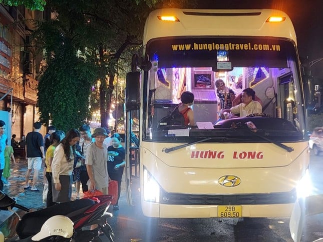 Los vehículos contratados camuflados son una molestia: los autobuses cama recogen y dejan pasajeros libremente en calles prohibidas, recorriendo el corazón de la ciudad, foto 3