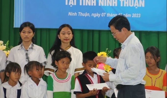 Die Zeitung Nguoi Lao Dong vergab Stipendien an 100 Studenten