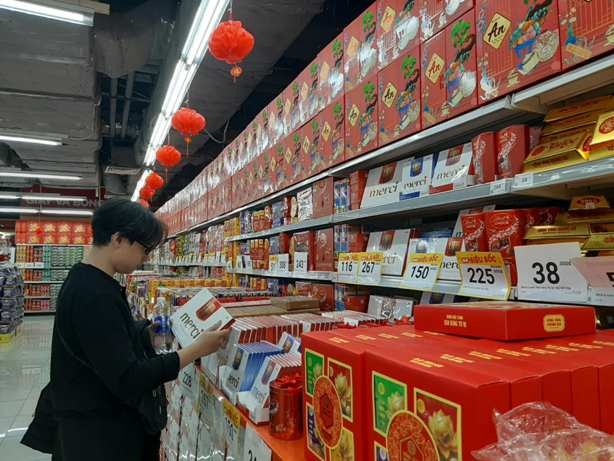 Người dân tranh thủ mua sắm hàng tiêu dùng khuyến mại Người dân tranh thủ mua sắm hàng tiêu dùng khuyến mại