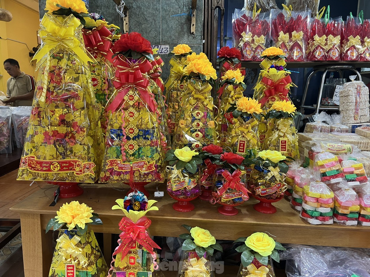 Los clientes están muy ocupados cerca del Día de los Dioses de la Cocina, el personal de la tienda de papel votivo está muy ocupado foto 11