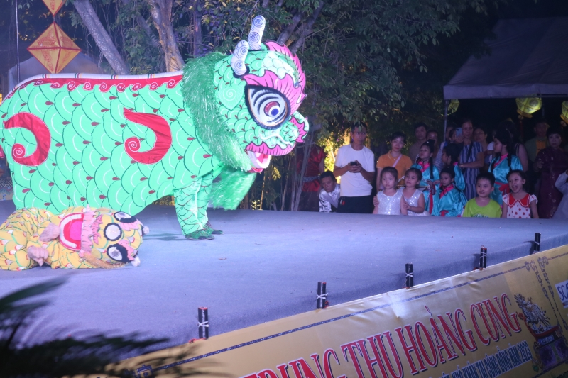 Bên cạnh trẻ em nghèo, trẻ em có hoàn cảnh khó khăn, Đêm rằm Hoàng cung - Vui Trung thu được tổ cùng thời điểm Hội đèn lồng Huế 2023 nên có rất nhiều gia đình tại TP Huế cho con em đến tham dự