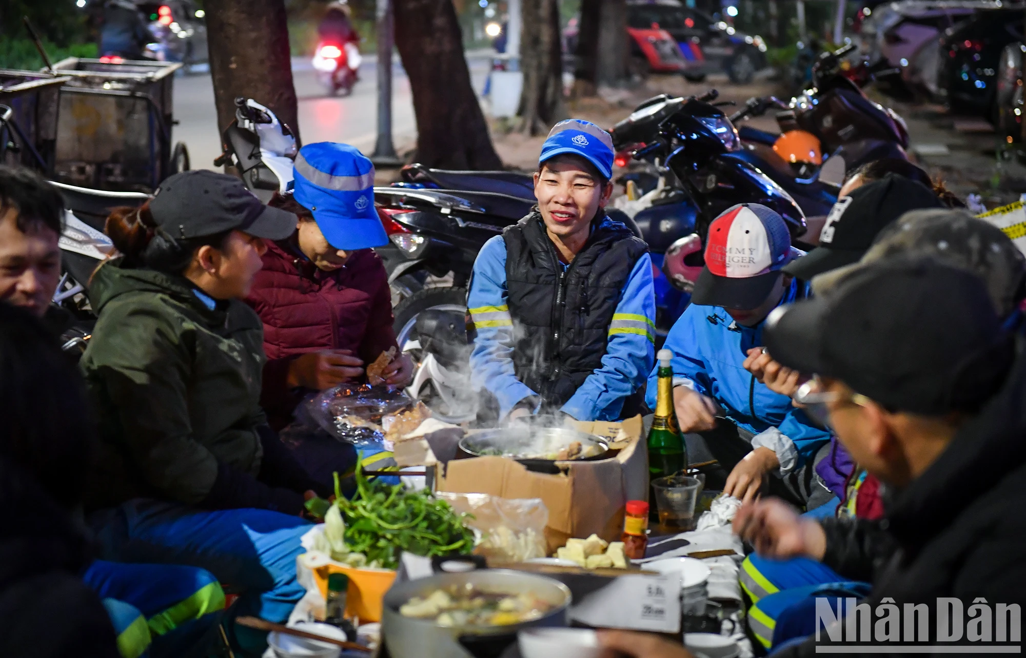 [Photo] Cozy meal to say goodbye to the old year on the sidewalk photo 13