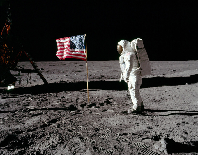 Phi hành gia Buzz Aldrin đứng cùng lá cờ Mỹ trên Mặt Trăng trong nhiệm vụ Apollo 11 vào tháng 7/1969. Ảnh: NASA