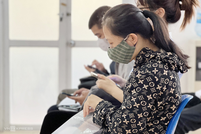 Workers complete procedures to receive unemployment benefits at the Hanoi Employment Service Center, July 2023. Photo: Hong Chieu