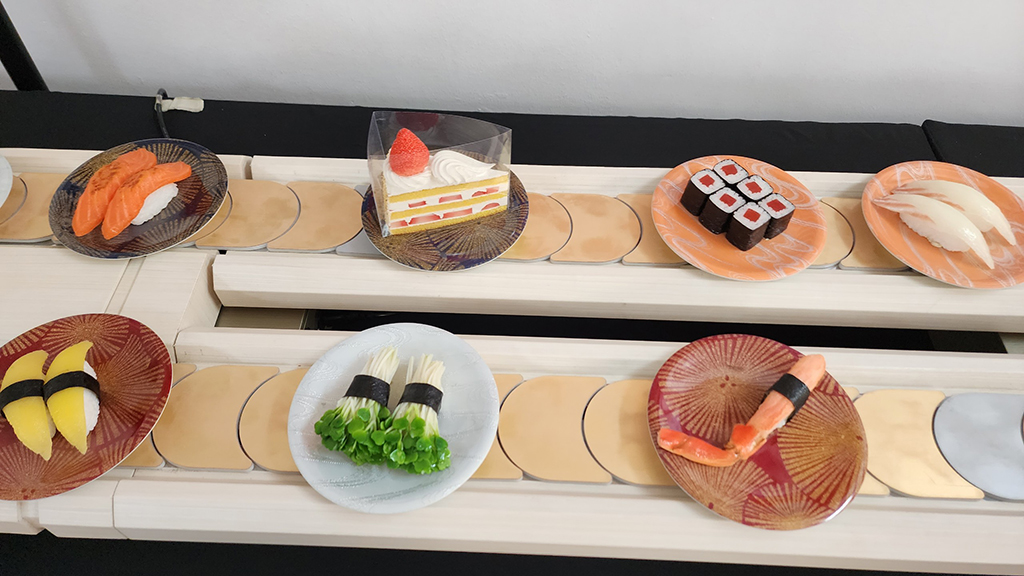 Sushi băng chuyền