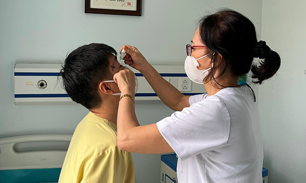 Les patients sont pris en charge avant la prochaine intervention chirurgicale à l'hôpital ophtalmologique 2 de Hanoi