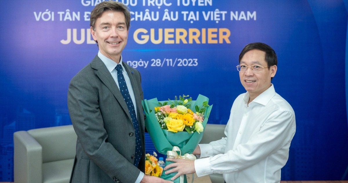 El embajador de la UE en Vietnam, Julien Guerrier, está interactuando con los lectores de Dan Tri.