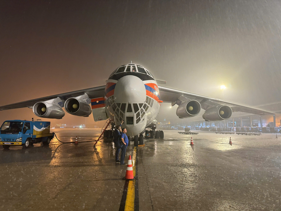 L’aide comprend une centrale électrique mobile, de la nourriture et des produits de première nécessité. Photo : Ambassade de Russie