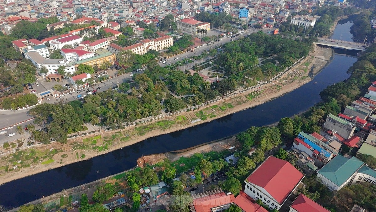 Flower gardens and parks in Ha Dong district 'wear new coats' after investment and renovation photo 11