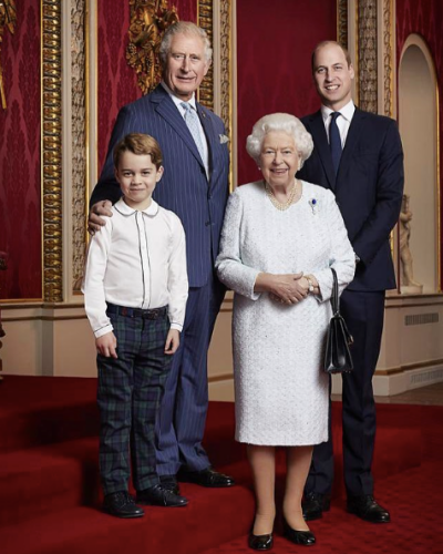 La reina Isabel II posa con su hijo Carlos, su nieto Guillermo y su bisnieto Jorge en 2020. Foto: Palacio de Buckingham