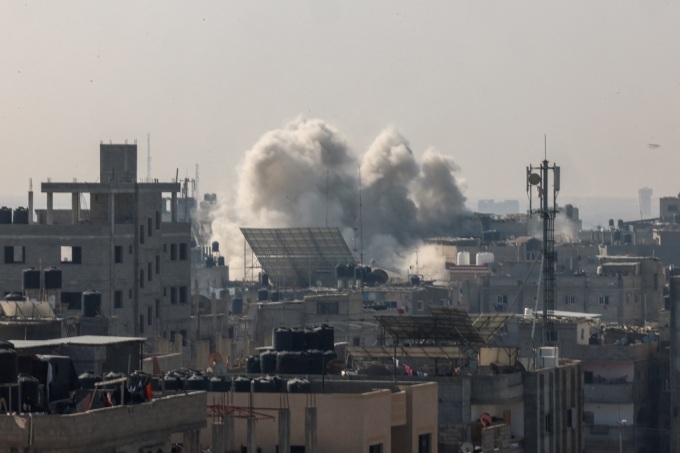 Smoke rises after an Israeli shelling of the city of Rafah, southern Gaza Strip, on November 7. Photo: AFP