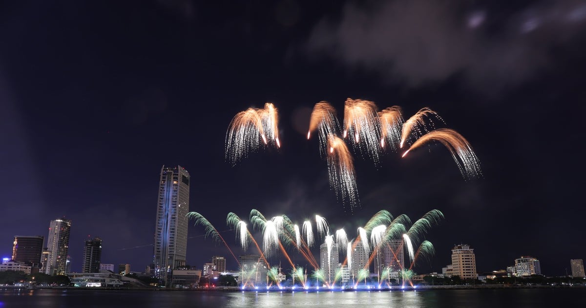 Fascinating 'Magical Love' fireworks display between Poland and Germany on a rainy night