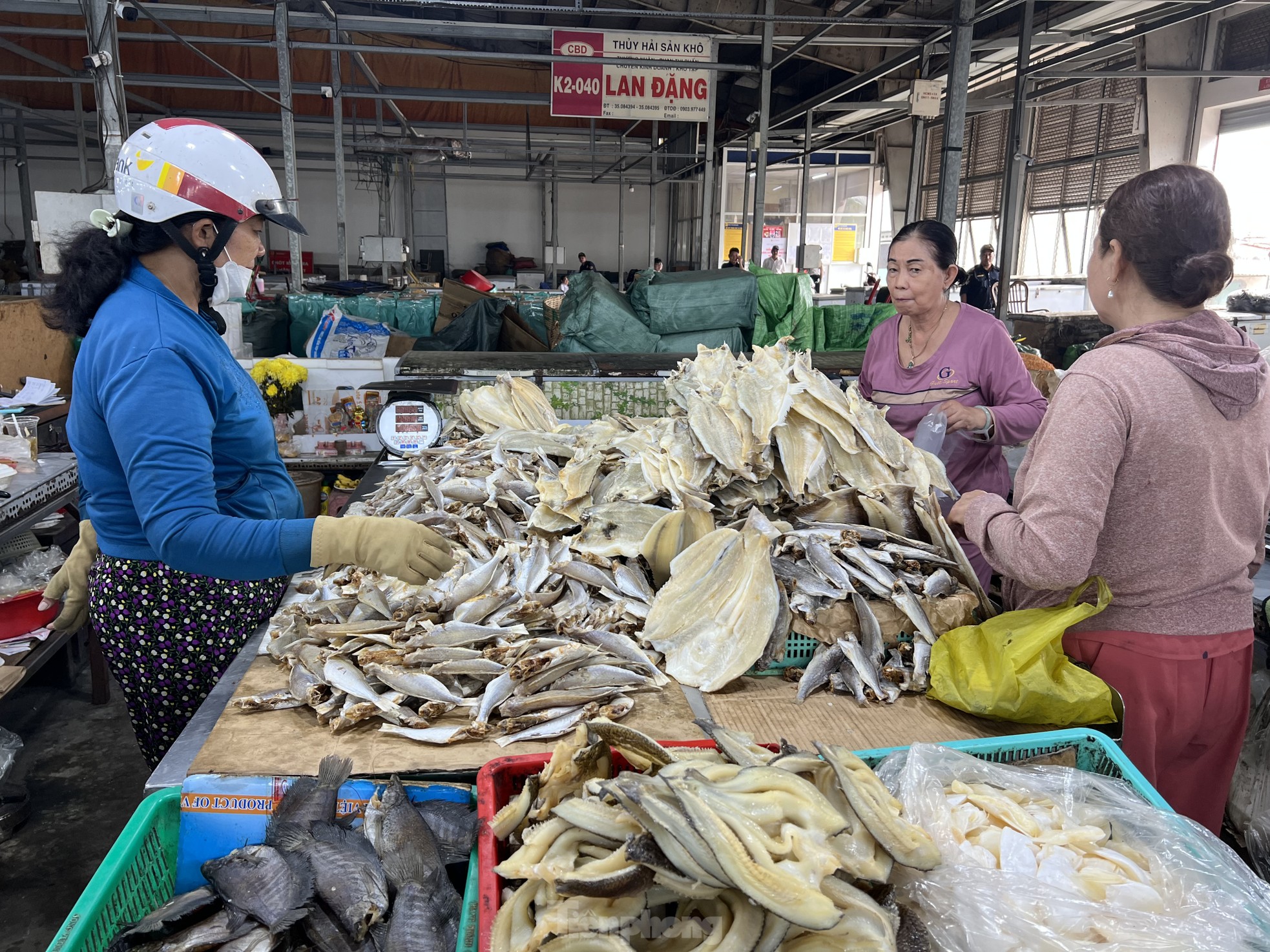 Inside the largest dry goods market in Ho Chi Minh City on the eve of Tet, photo 1