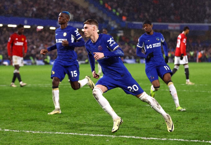 Cole Palmer (n° 20) célèbre après avoir tiré un penalty pour égaliser 3-3 lors de la victoire 4-3 de Chelsea contre Man Utd lors de la 31e journée de la Premier League anglaise le 4 avril. Photo : Reuters.