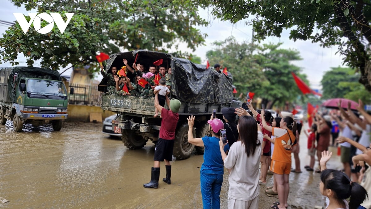 nguoi dan vung lu yen bai bin rin chia tay bo doi hinh anh 3