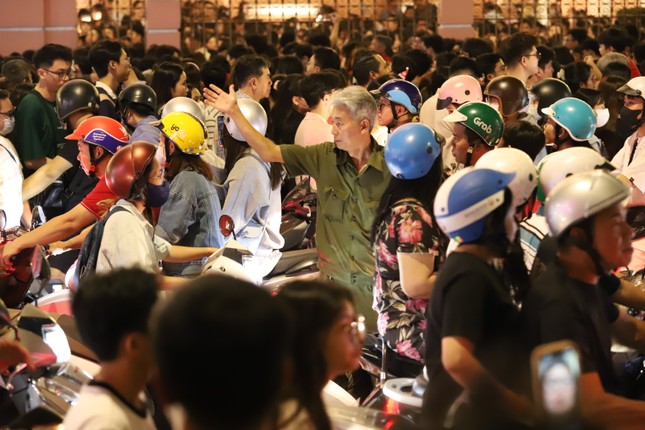 호치민시 크리스마스 이브에 미녀들이 아름다움을 뽐내고 있다 사진 12