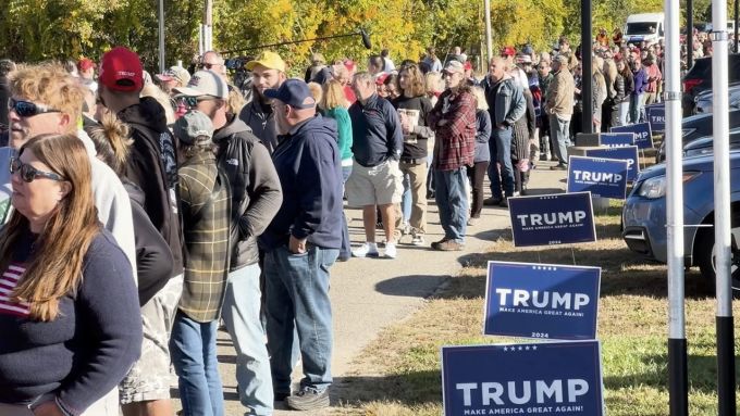10月、ニューハンプシャー州ウルフェボロで行われた選挙集会の前に並ぶトランプ支持者たち。写真：NY1