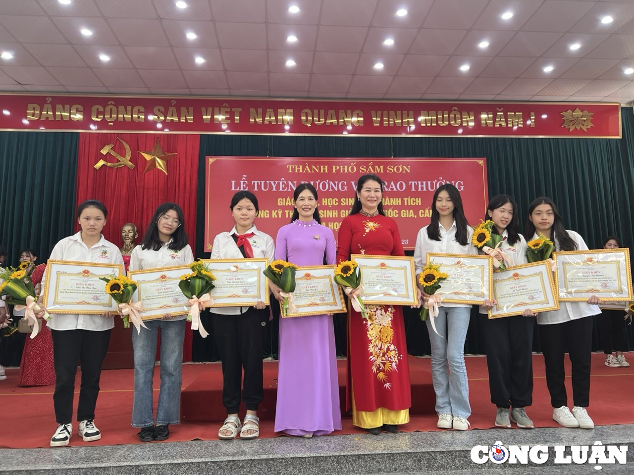 co giao 30 nam truyen cam hung yeu van hoc cho hang ngan hoc sinh hinh 5