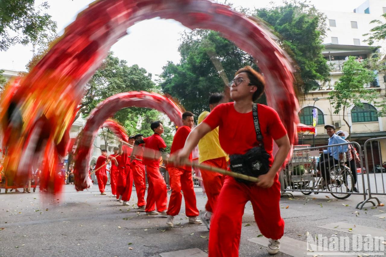 [Photo] Bustling traditional procession of Kim Ngan Communal House Festival photo 9