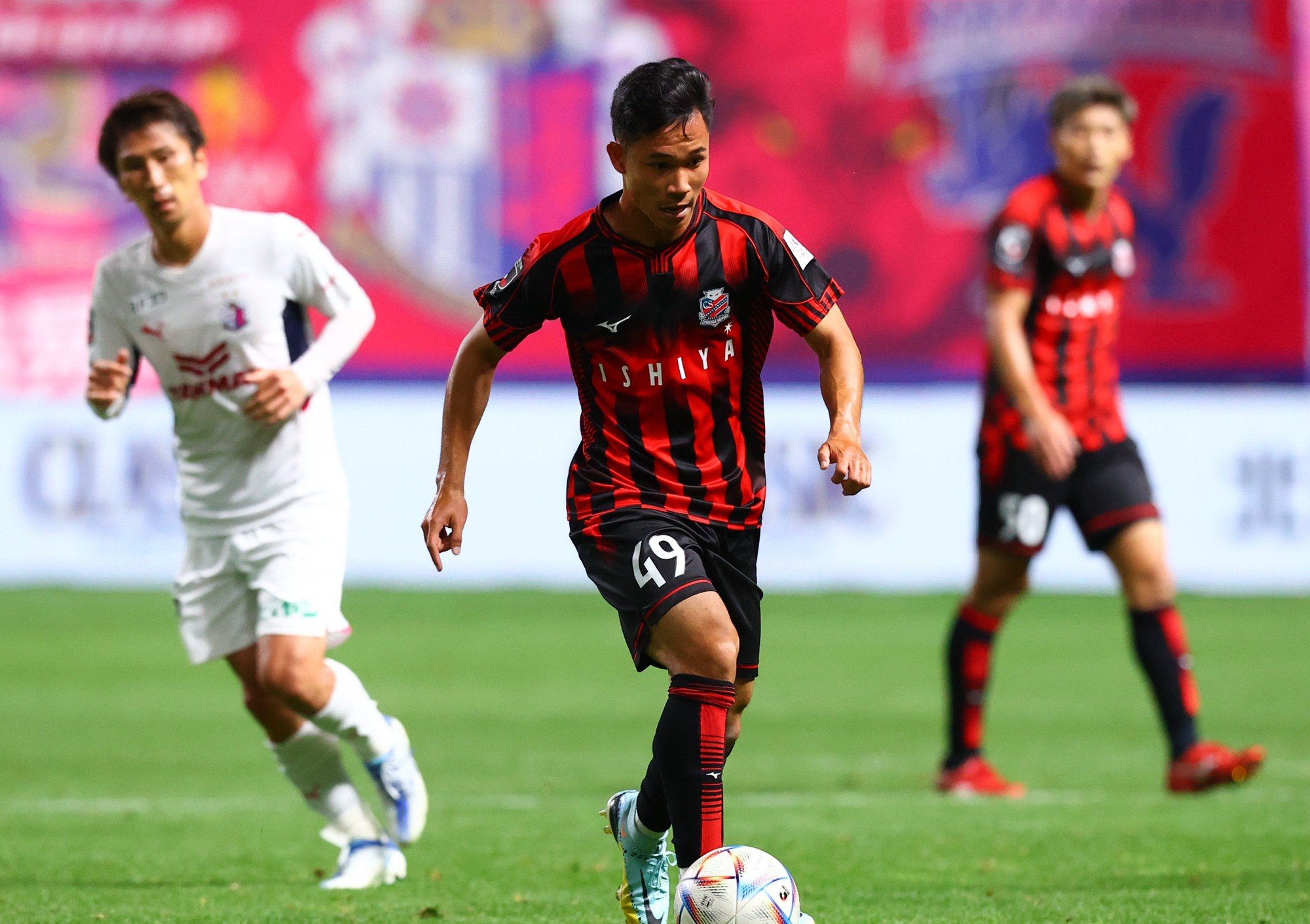 Supachok trong màu áo CLB Consadole Sapporo