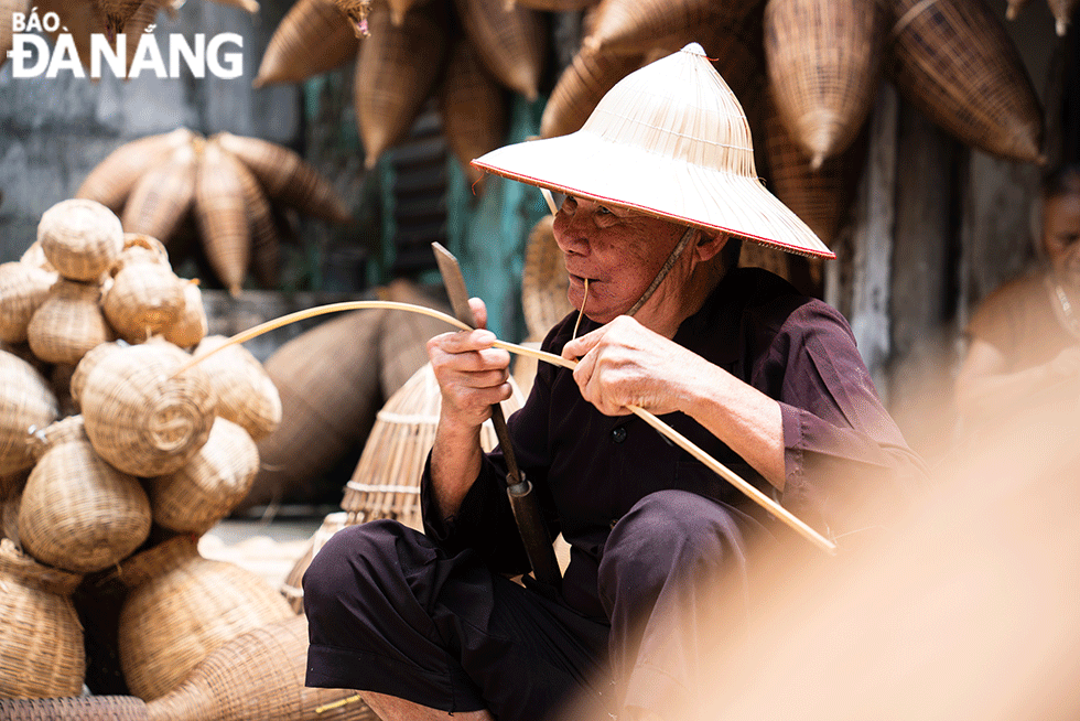 Đầu tiên, người thợ phải chẻ những loại nan khác nhau phục vụ cho việc đan đó. Công đoạn này được gọi là “pha”, đa phần do đàn ông thực hiện. Mỗi loại nan có kích cỡ khác nhau, phải được vót thật đều và mỏng, gồm: nan suốt, nan so le, nan hom, nan khoáy… 