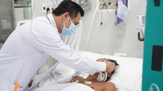 Arzt behandelt Patient im Krankenhaus