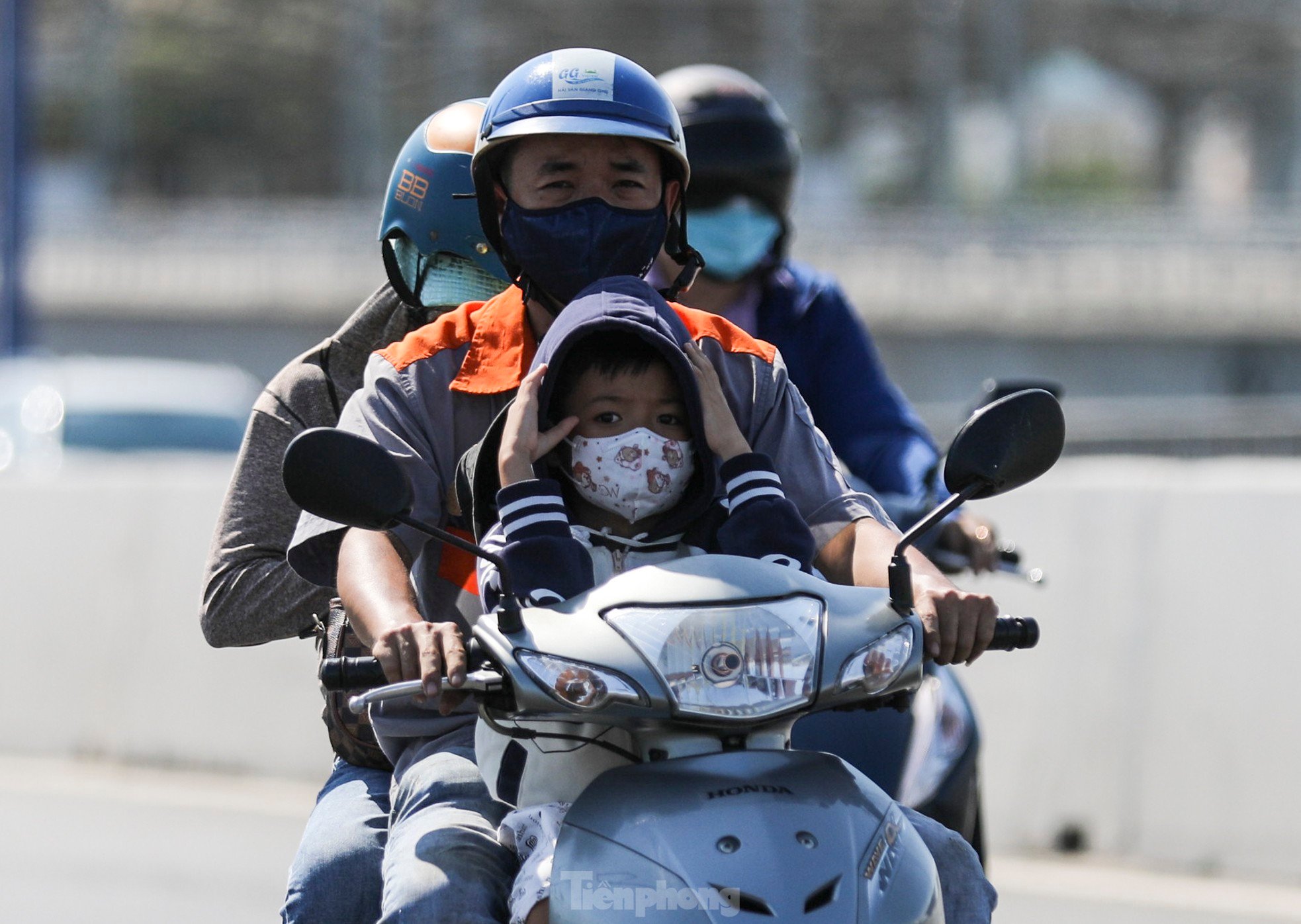 Ho Chi Minh City residents struggle under the heat of nearly 38 degrees Celsius photo 4