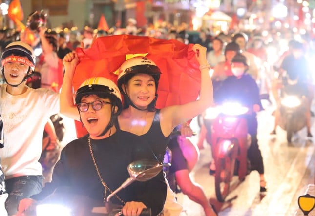 ホーチミン市のファンが「超暑い」夜通し祝う様々な方法（写真9）