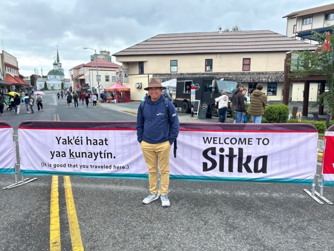 El autor en la entrada del casco antiguo de Sitka.