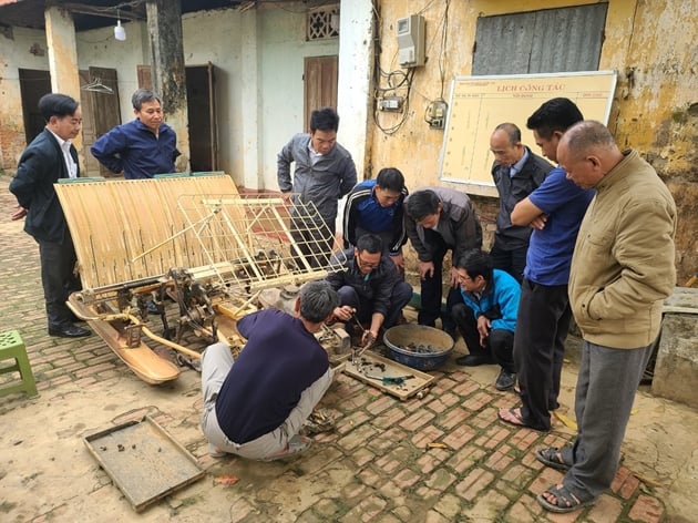 Schüler des Distrikts Quoc Oai üben die Wartung und Reparatur von Reispflanzmaschinen. Foto: Ngoc Anh 