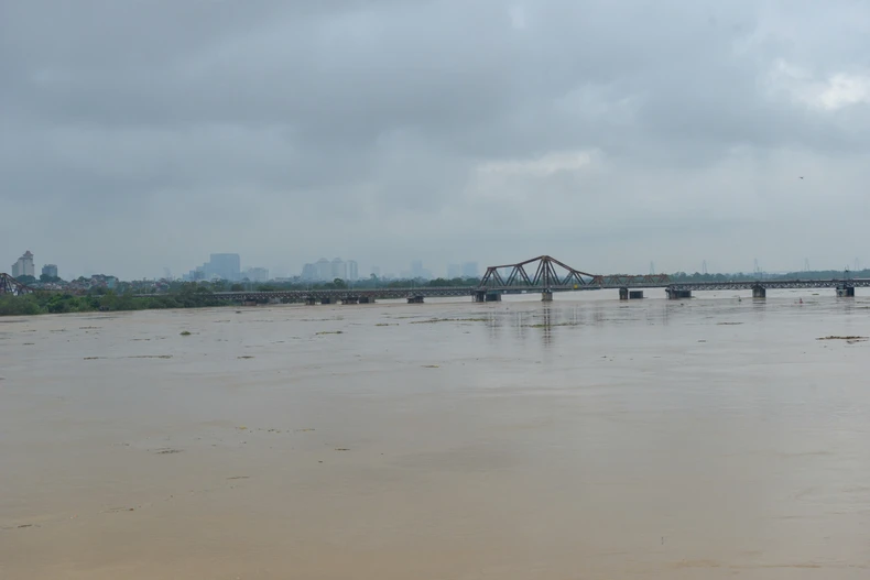 Die Überschwemmungen des Thao-Flusses überschreiten das historische Niveau, steigende Wasserstände des Roten Flusses wirken sich auf einige Gebiete in Hanoi aus, Foto 23