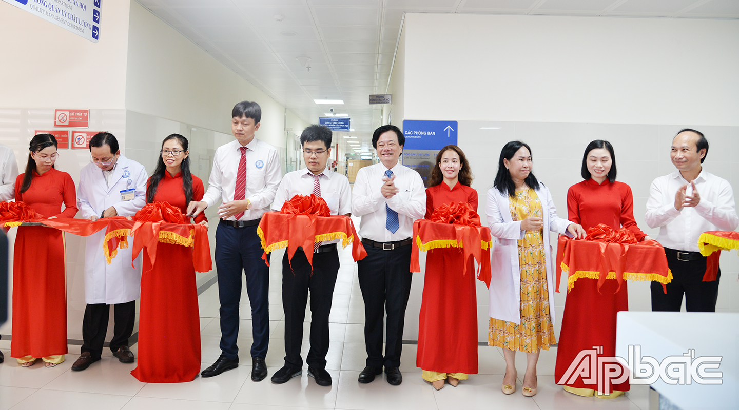 Hospital leaders cut the ribbon to inaugurate new departments and rooms.