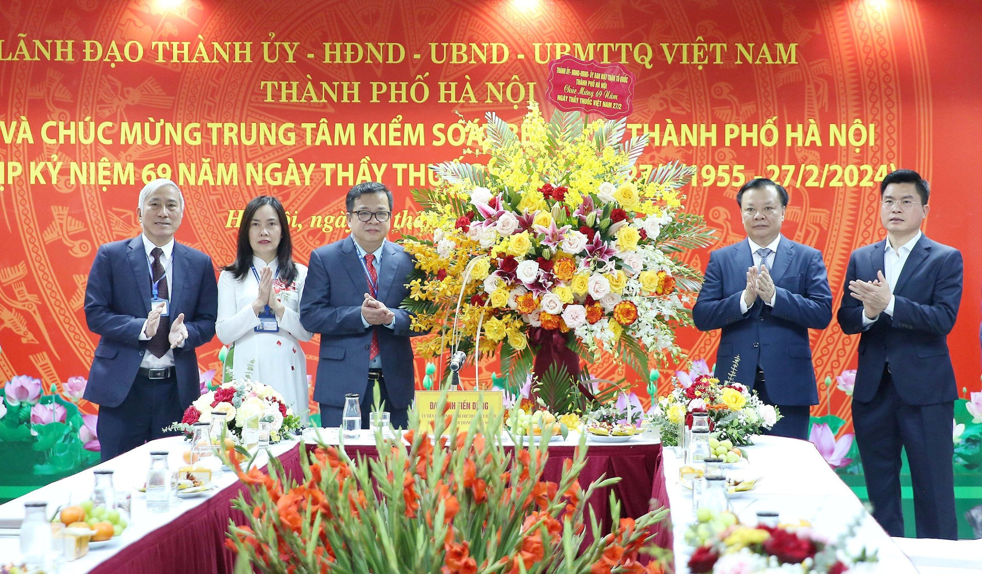 Der Sekretär des Parteikomitees von Hanoi, Dinh Tien Dung, gratulierte den Kadern, Ärzten und Krankenschwestern des Gesundheitssektors der Hauptstadt anlässlich des 69. Jahrestages des Vietnam Doctors' Day -0