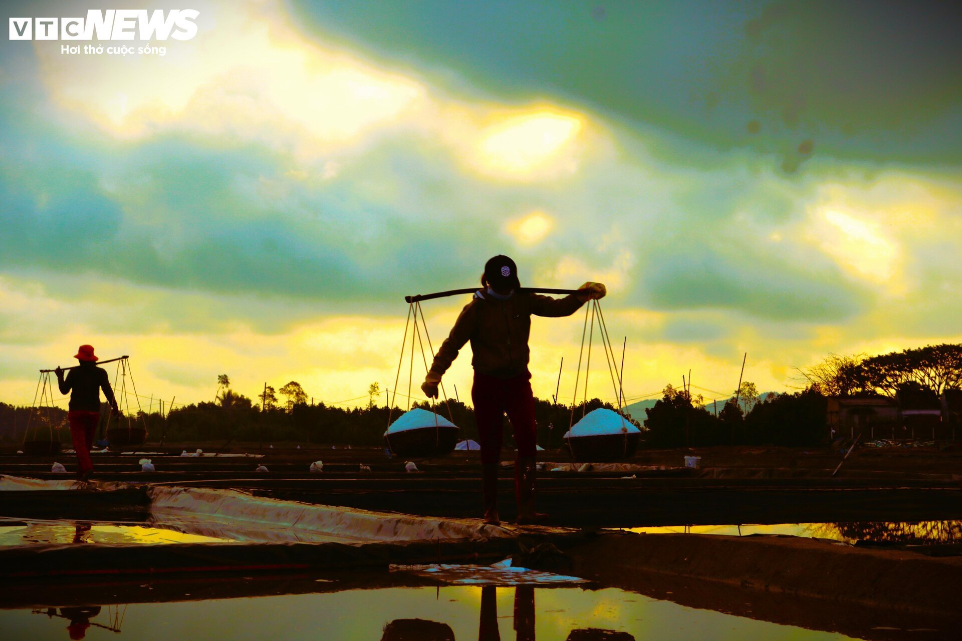 People 'carrying the sun' on the white salt fields in Binh Dinh - 6