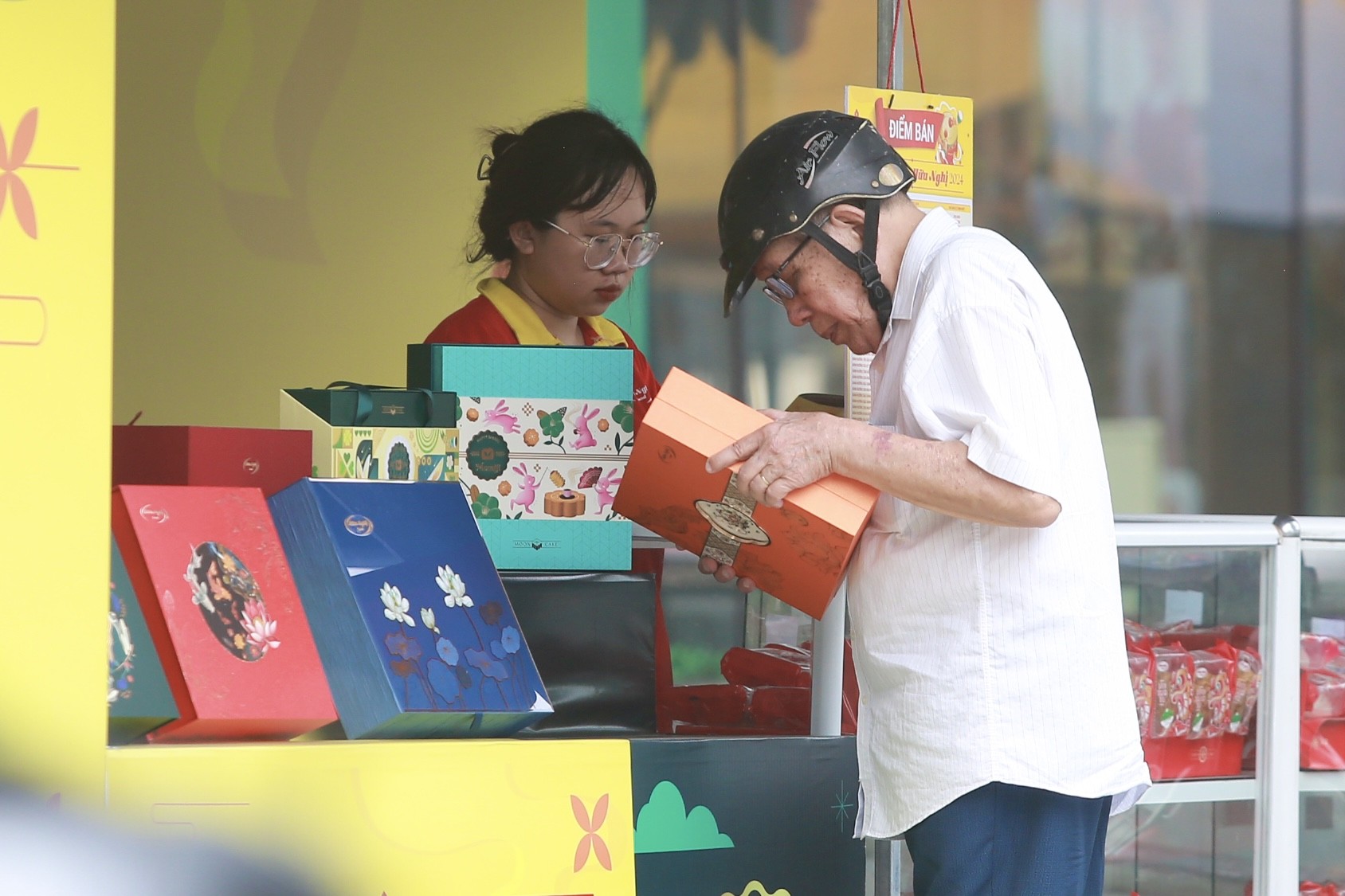 Moon cakes 'hit the streets' early, waiting for customers to buy photo 16