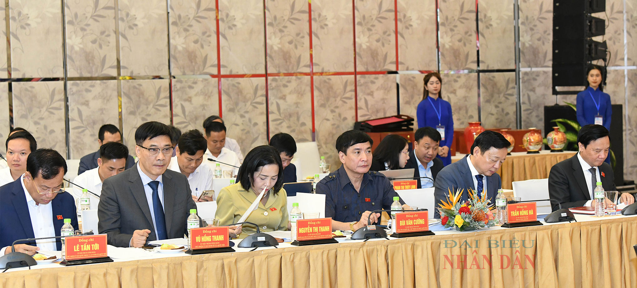 국회의장 Vuong Dinh Hue는 Khanh Hoa 성 당위원회 상임위원회와 협력합니다.
