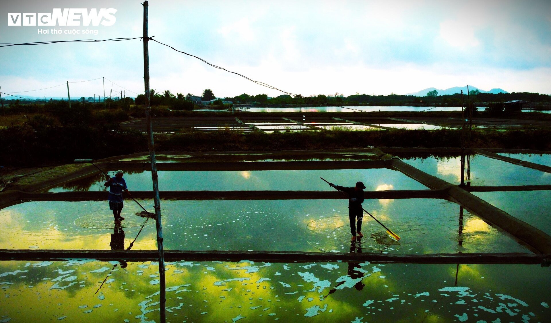 People 'carrying the sun' on the white salt fields in Binh Dinh - 3