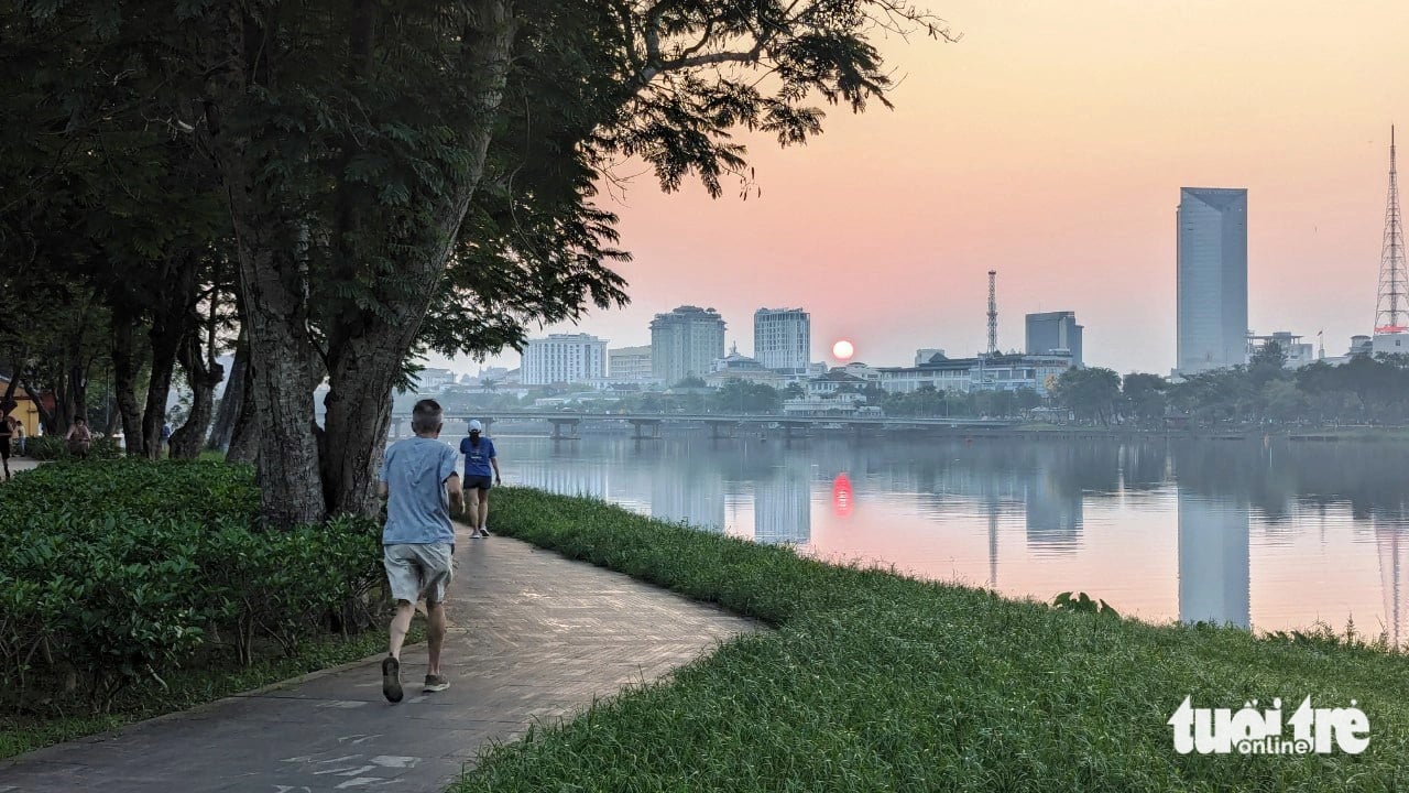 Đến Huế mùa này, hãy dậy sớm và mang giày chạy bộ ra sông Hương để ngắm bình minh - Ảnh: NHẬT LINH